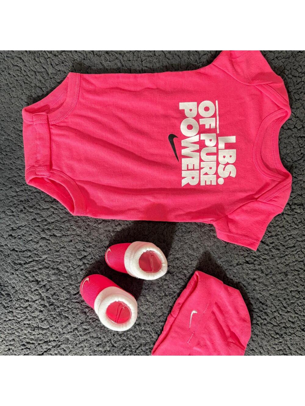 Nike Baby 3 Piece Printed Club Boxed Set Pink Bodysuit Hat Booties 0-6M